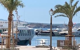 Louis Blanc Derriere Le Port